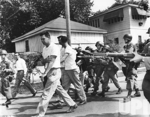 Angry whites during school desegregation in Little Rock_
