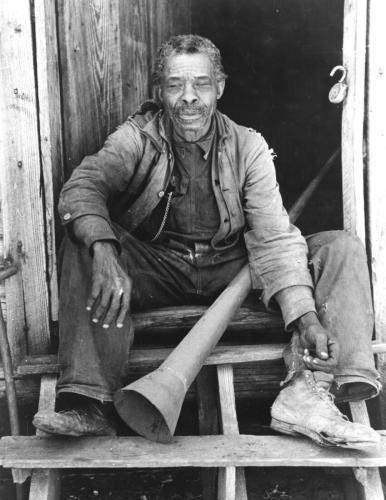 Willis Winn with horn used to call slaves_ 1939