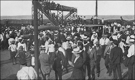 chicago race riot blacks gathere at beach after drowning of black boy McWhirter-2.-Chicago-riot-from-the-Chicago-History-Museum