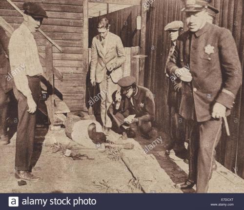 chicago race riot police-trying-to-identify-african-american-victim-of-the-mob-chicago-E7DCXT