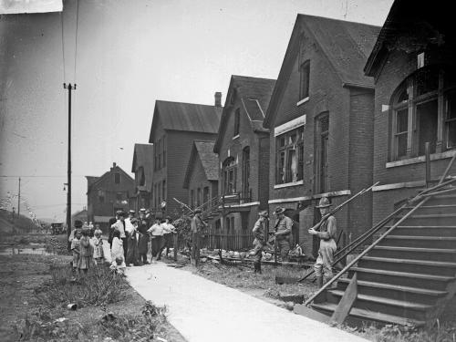 chicago race riots Soldiers-with-rifles-stan-008